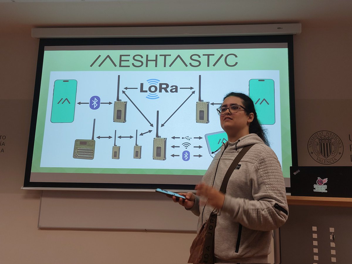 Ayer jueves tuvimos sesión doble en el Radioclub de la UPV. Por la tarde la socia de URE,  Lua EA5JSG, nos presentó la red <a href="/TheMeshtastic/">Meshtastic</a>, una red de mensajería,  libre,  e  independiente de Internet, que trabaja en las frecuencias de 433 y 866 MHz.
