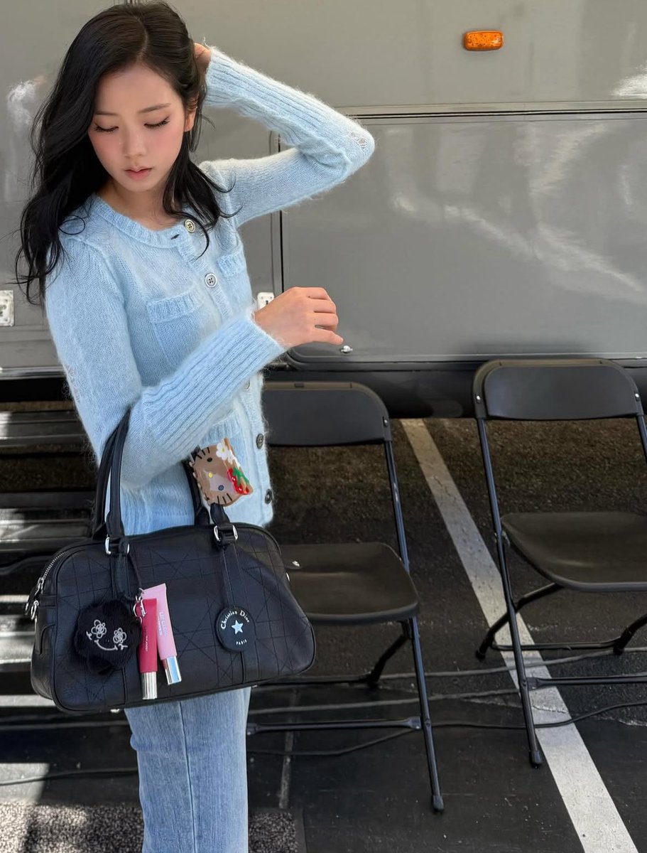 jisoogaIIery's tweet image. look at my girlfriend