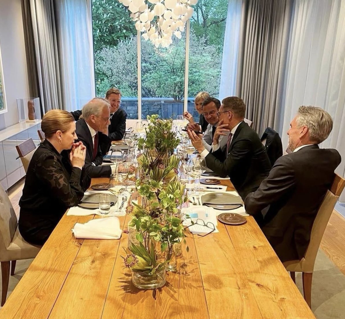 On se Stubb kurko äijä! Kunnon power move soitella Trumpille kesken illallisen. Muut siinä ihmettelee, että vastaako se sulle millon vaan? Tietenkin, ollaan saunakavereita myös Zetan kanssa. Arvatkaa kutsunko sitä kohta Donnieksi? Ens kerralla saat ehkä pidellä mun luuria, Uffe.