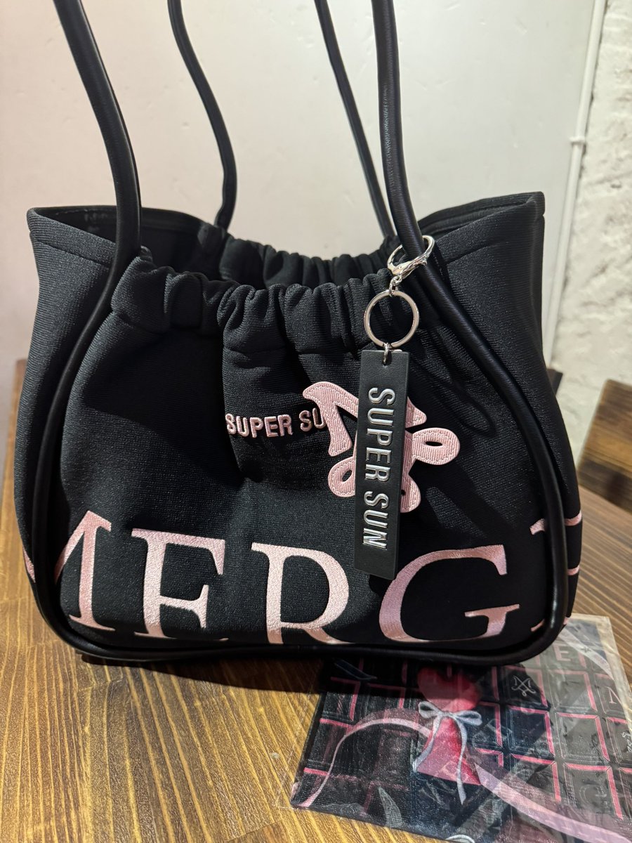 NuNewfavMacaron's tweet photo. Finally got my #ADayBag 🥹 Large capacity👍🏻 Love it!!🖤💗
#ZeePruk #SuperSun
#MergexSuperSun
#SerendipityBloom https://t.co/Vb5ktAUm3n