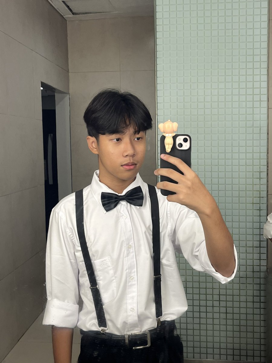 akucukaBronis's tweet photo. jadi butler WKWKWK https://t.co/jqYtmWClR5