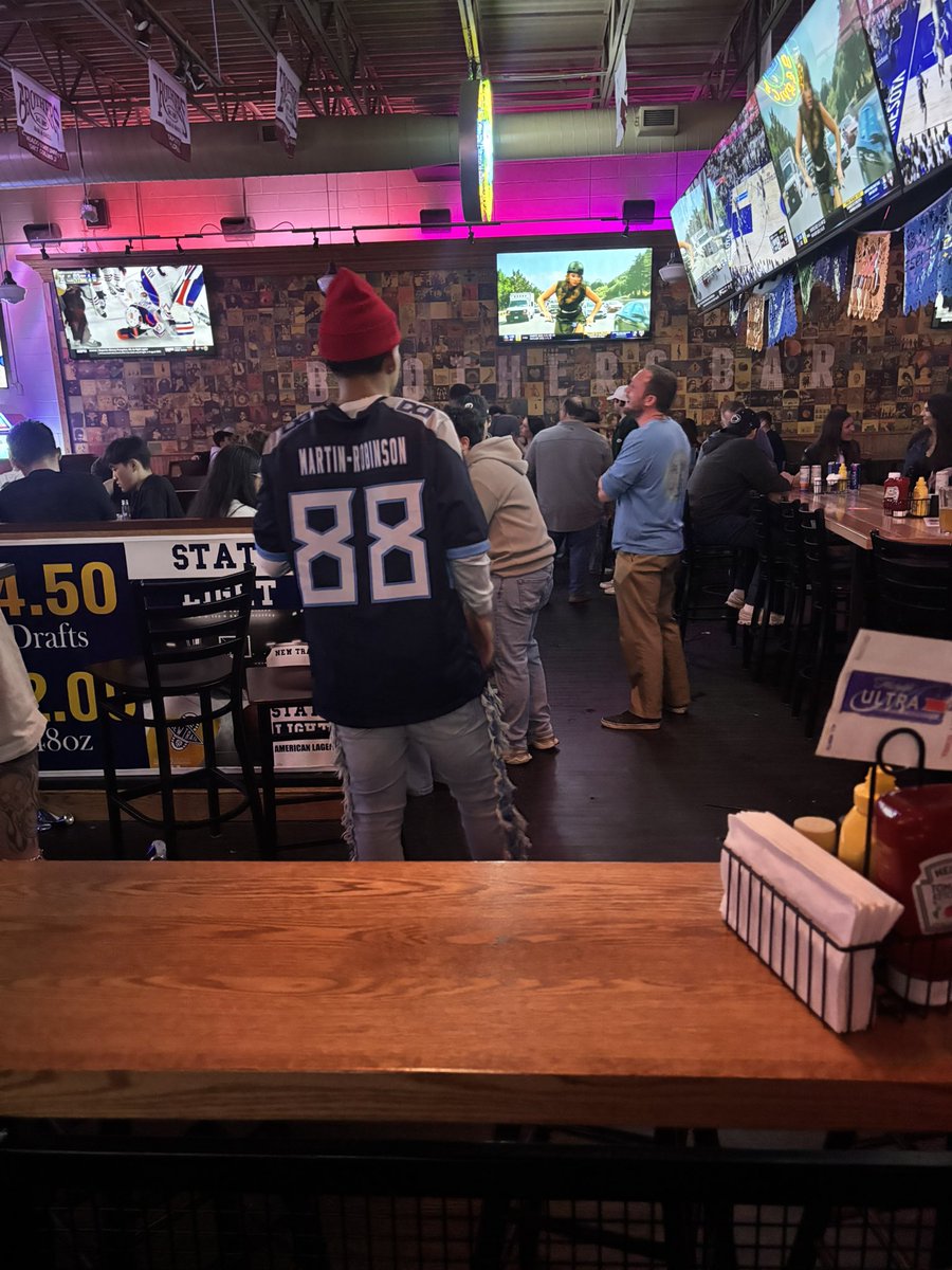 #expand the Jersey #shrink the hat and jeans