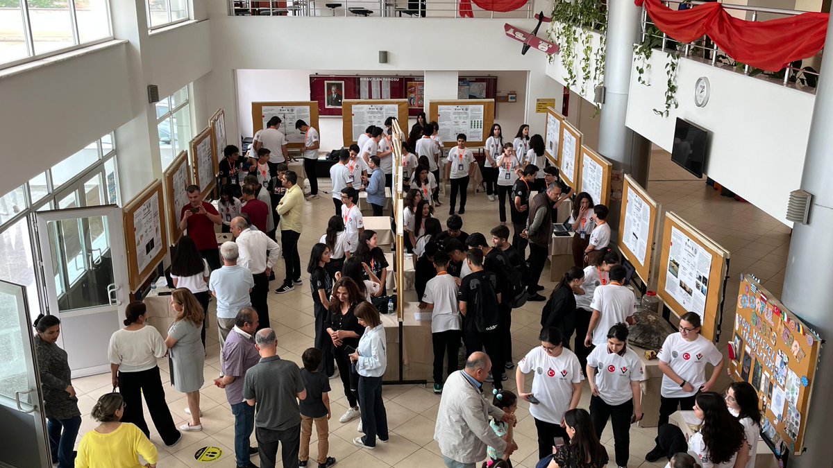 mersineafl's tweet photo. Okulumuzda TÜBİTAK 4006 Bilim Fuarı kapsamında öğrencilerin hazırladığı projeler sergilendi. Öğrenciler, geliştirdikleri projeleri ziyaretçilere tanıtarak süreç hakkında bilgi verdi.

İlçe Milli Eğitim Şube Müdürlerimiz Nureddin Can, Mehmet Salih Özgün ve Mehmet Arslan katıldı. https://t.co/hTboVLUSpI