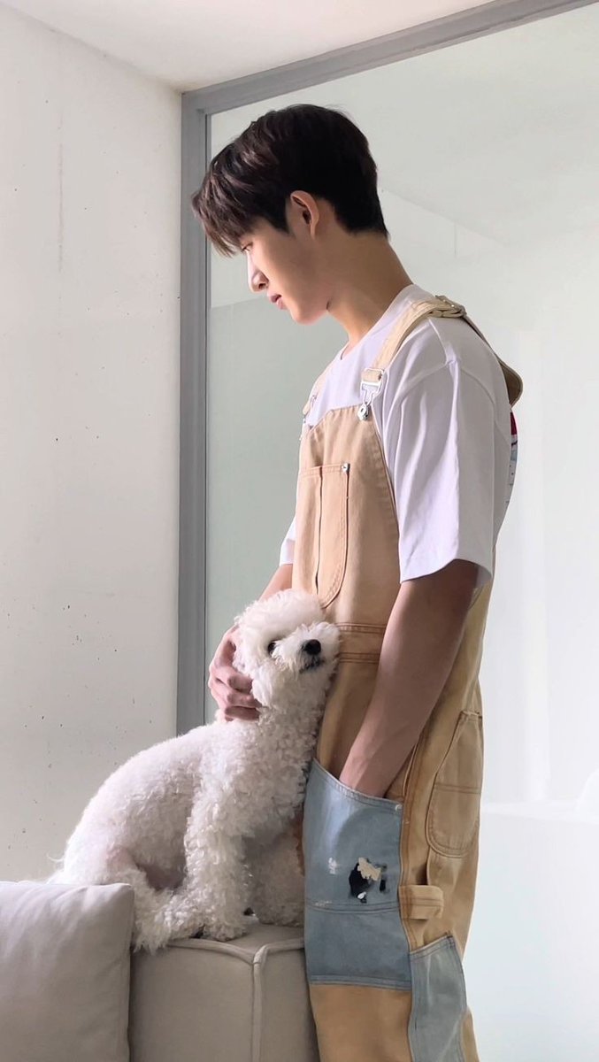 jrdrekords's tweet photo. — Someone is being clingy today.

Good afternoon friends! Hope you're having a happy Friday. :) https://t.co/hCxxqBLtRN