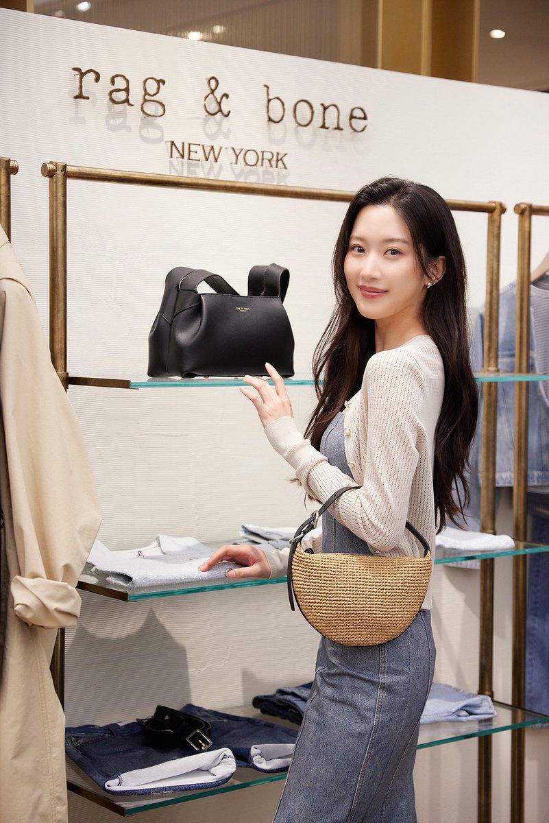kayoungmun's tweet photo. I feel a thrill of confidence at Rag &amp; Bone’s new store. My woven straw bag with leather straps adds a rustic touch, perfectly matching the store’s timeless vibe as I explore the luxurious pieces! https://t.co/glaUef53dF