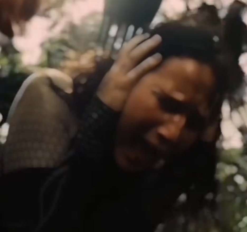 ai que dor

acabei de ler uma review dizendo que pulou todos os trechos de música do livro amanhecer na colheita pois diz ela que música só funciona em filme