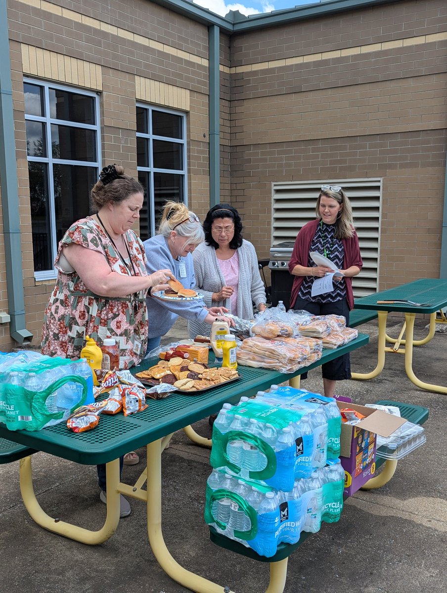 Thank you to New Vision Baptist Church for providing lunch for our teachers today! It's been a wonderful week appreciating our staff, and we are grateful to our community partners for making our teachers feel loved. 💛💚