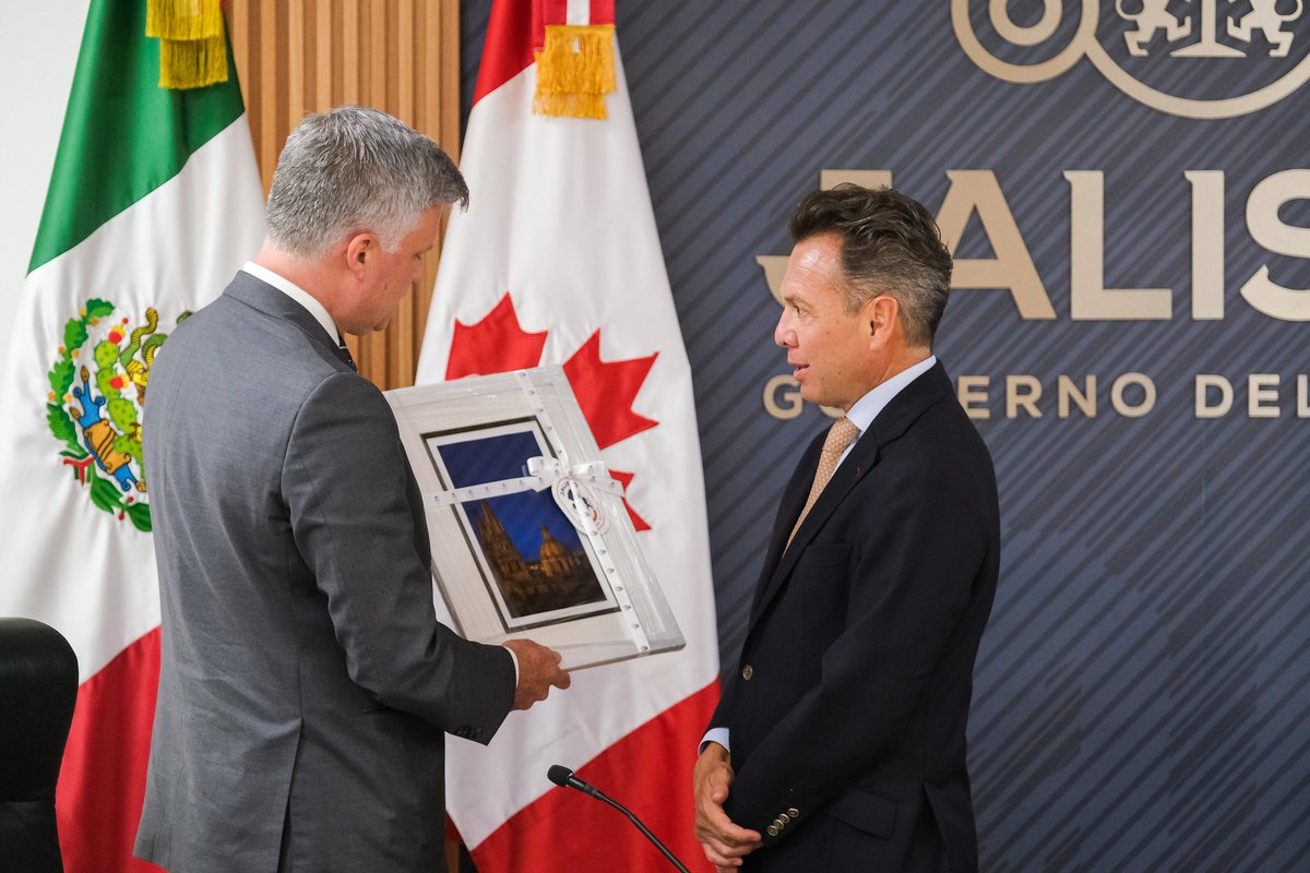 Pablo Lemus Navarro (@pablolemusn) on Twitter photo Es un gran honor recibir en la capital de nuestro estado a <a href="/AmbMacKay/">Cameron MacKay</a>, Embajador de Canadá en México <a href="/EmbCanMexico/">Canadá en México</a> y su equipo de trabajo, para renovar el Memorándum de Entendimiento entre #Jalisco y Alberta, y también fortalecer los mecanismos de cooperación vigentes en la Es un gran honor recibir en la capital de nuestro estado a <a href="/AmbMacKay/">Cameron MacKay</a>, Embajador de Canadá en México <a href="/EmbCanMexico/">Canadá en México</a> y su equipo de trabajo, para renovar el Memorándum de Entendimiento entre #Jalisco y Alberta, y también fortalecer los mecanismos de cooperación vigentes en la