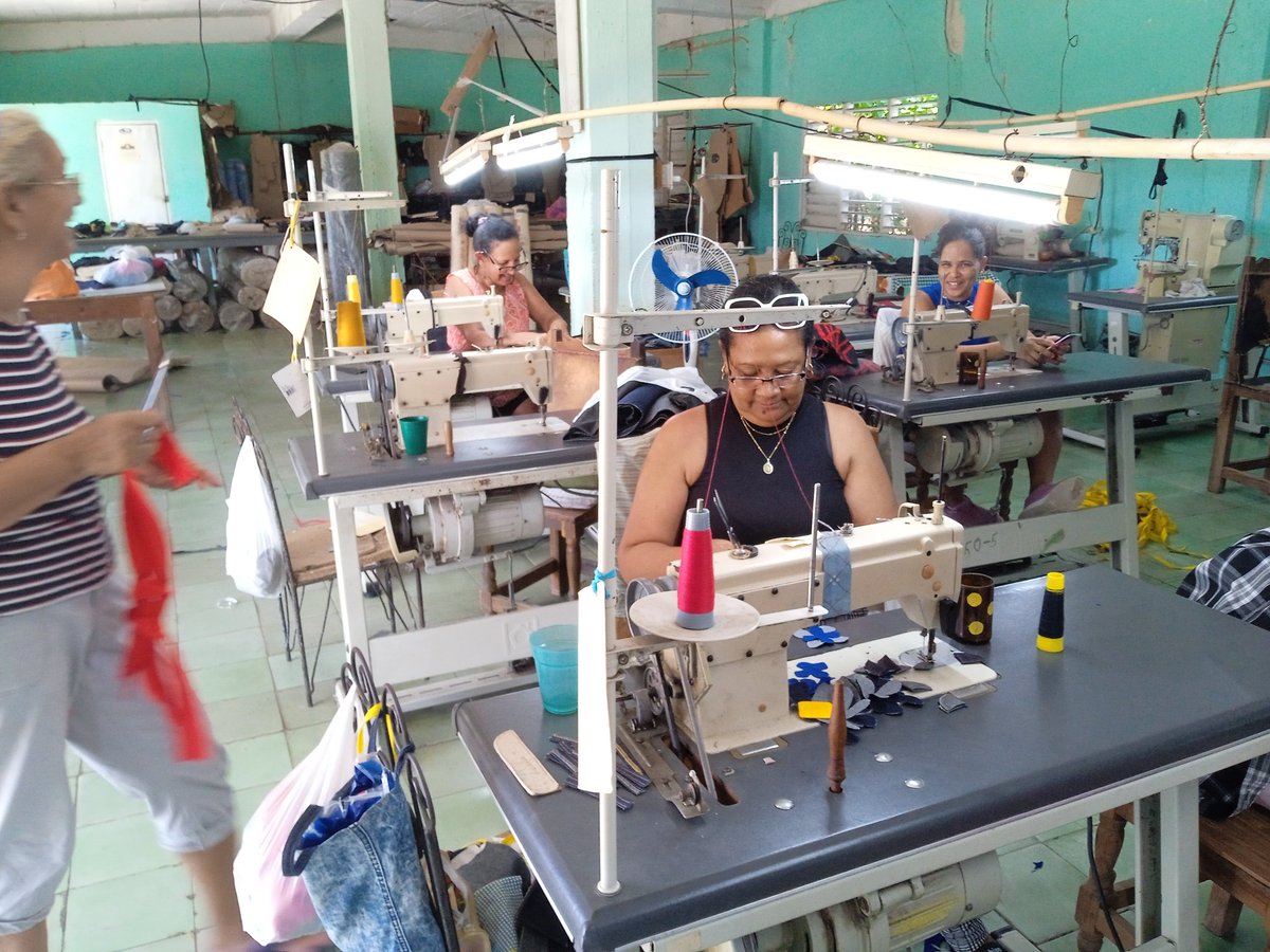 JoelMartnezMur1's tweet photo. En #IndustriasLocalesCueto las trabajadoras del taller de confecciones aportan un extra en su horario de trabajo para garantizar su aporte a los regalos de las madres de mártires internacionalistas de #Cueto, #SomosAmor, #SomosAvilCueto con #HonorHolguinero, #VamosPorMás https://t.co/N9hwgm1LSW