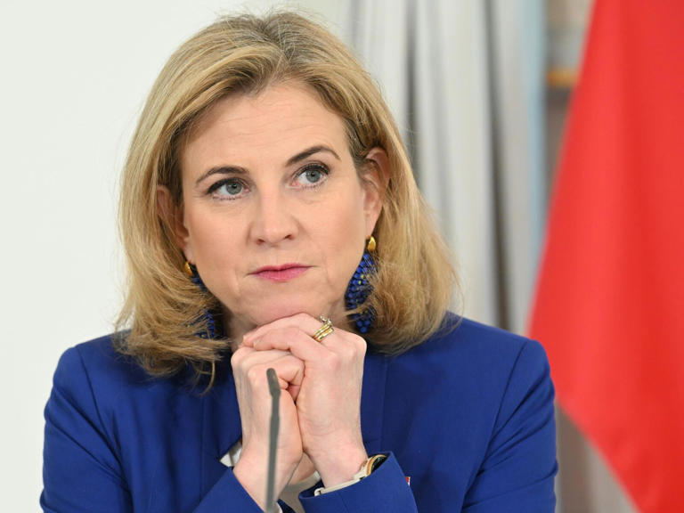 Kurt Käferböck (@kaeferboeck) on Twitter photo 🇦🇹 Außenminister wollen Erklärung zu Ukraine-Tribunal annehmen
Mir fehlen die Worte. Diese Außendienstlerin muss zurücktreten. Sie handelt gegen unsere Verfassung und den Willen unseres Volks.
Wann werden sie endlich korrigierend Eingreifen Herr <a href="/vanderbellen/">Alexander Van der Bellen</a> oder wollen sie 🇦🇹 Außenminister wollen Erklärung zu Ukraine-Tribunal annehmen
Mir fehlen die Worte. Diese Außendienstlerin muss zurücktreten. Sie handelt gegen unsere Verfassung und den Willen unseres Volks.
Wann werden sie endlich korrigierend Eingreifen Herr <a href="/vanderbellen/">Alexander Van der Bellen</a> oder wollen sie