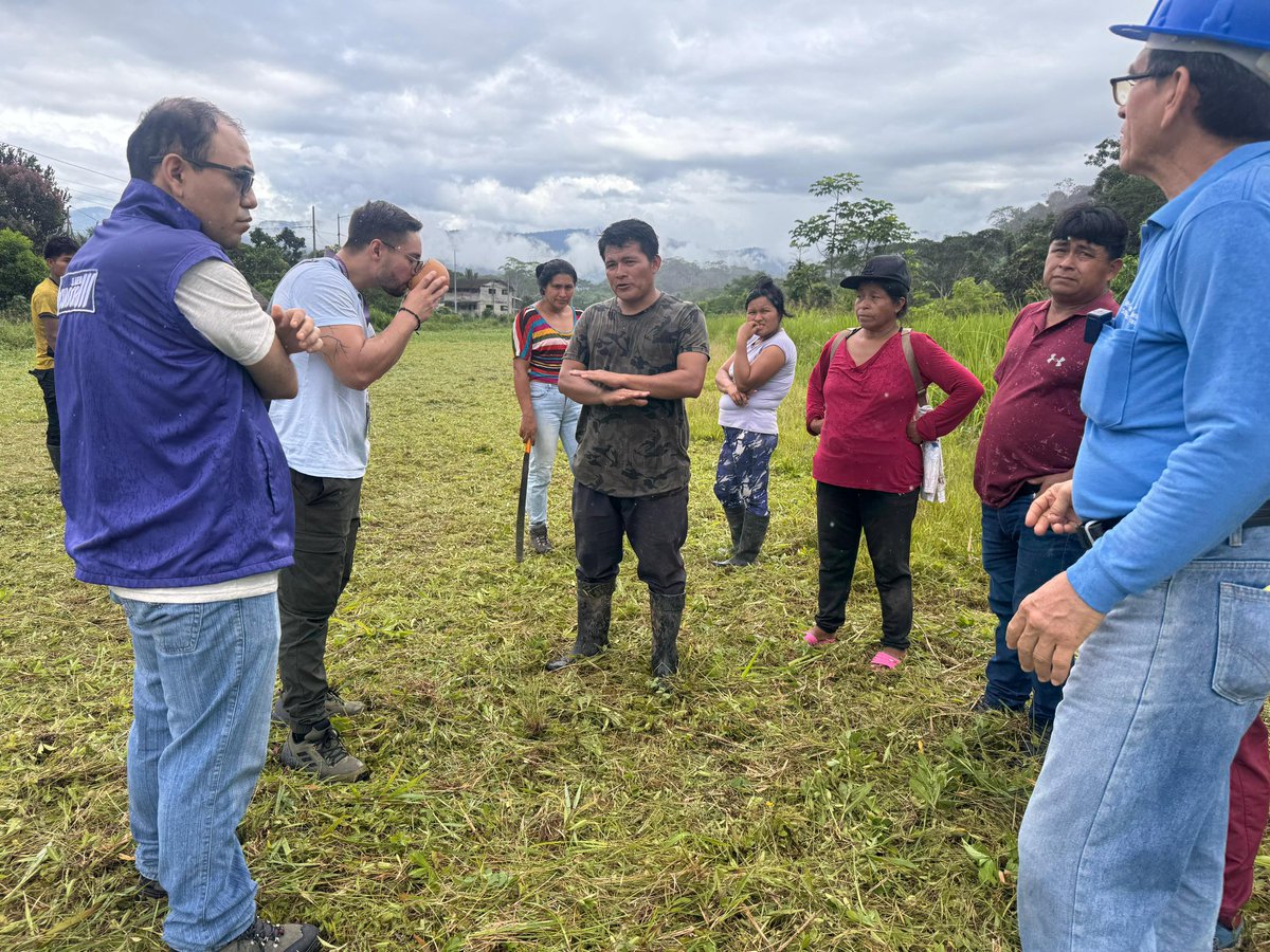 saludazuay_'s tweet photo. En #Yaapi, el Distrito 14D03 realizó fumigación ambiental, eliminó 70 criaderos de vectores, vacunó a 33 personas y participó en una asamblea sobre control vectorial. ¡Seguimos trabajando por una comunidad saludable! #ElNuevoEcuador https://t.co/j0tXHSTl8k