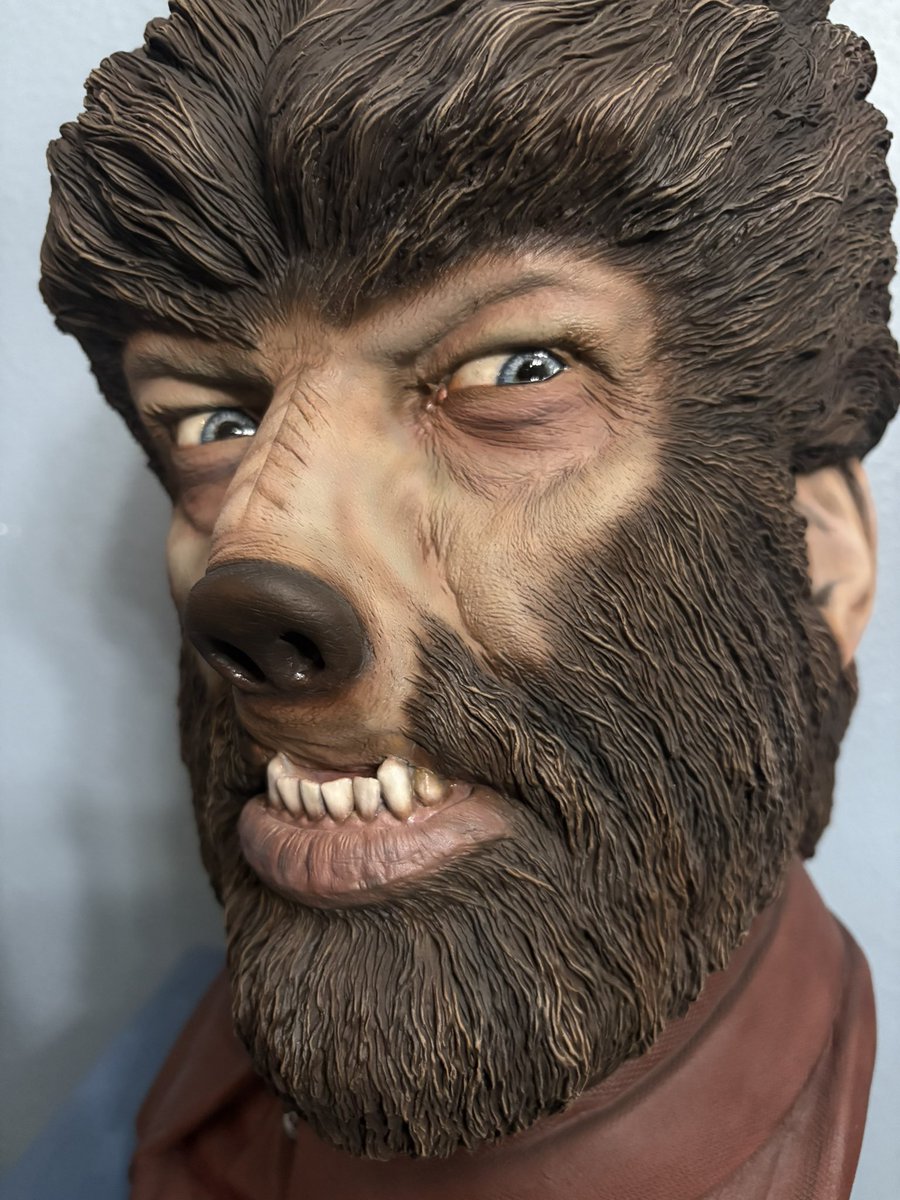Joey_M_66's tweet photo. Finished another Wolf Man life size bust from @goblackheart https://t.co/MwcvpwpnnV