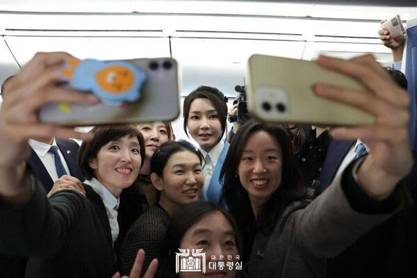 사람들이 
자꾸 시간이 지나면 
잊고 사는 것 같아서....
김건희와 사진 찍던 기자들
