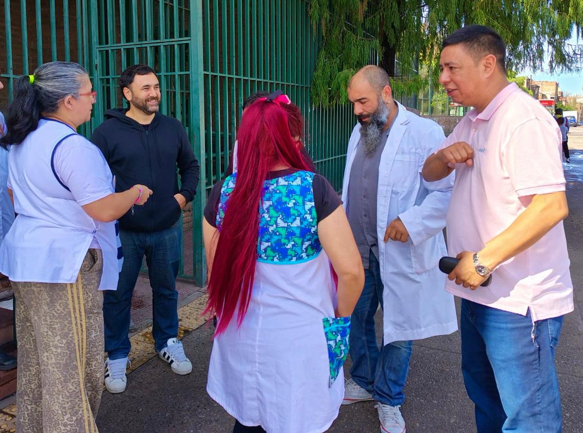 Hoy, en la puerta de la Escuela 10 DE 5 en Zavaleta, charlando junto a  docentes del distrito sobre la situación que atravesamos como trabajadores de la educación en este momento del país, y las propuestas de #EsAhoraBuenosAires !  🤍