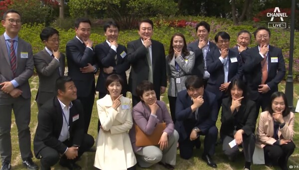 사람들이  
자꾸 시간이 지나면  
잊고 사는 것 같아서.... 
윤석열과 사진 찍던 기자들