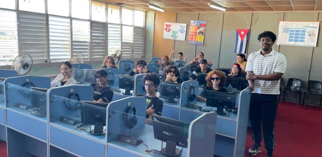ivanie_lucena's tweet photo. Durante tres días compartimos con los estudiantes del Colegio de Preparatoria que ingresarán el próximo curso en nuestra carrera
#LenguasExtranjeras #2025 @FEM_UCLV
@UCLVCU https://t.co/gGruZx28eM