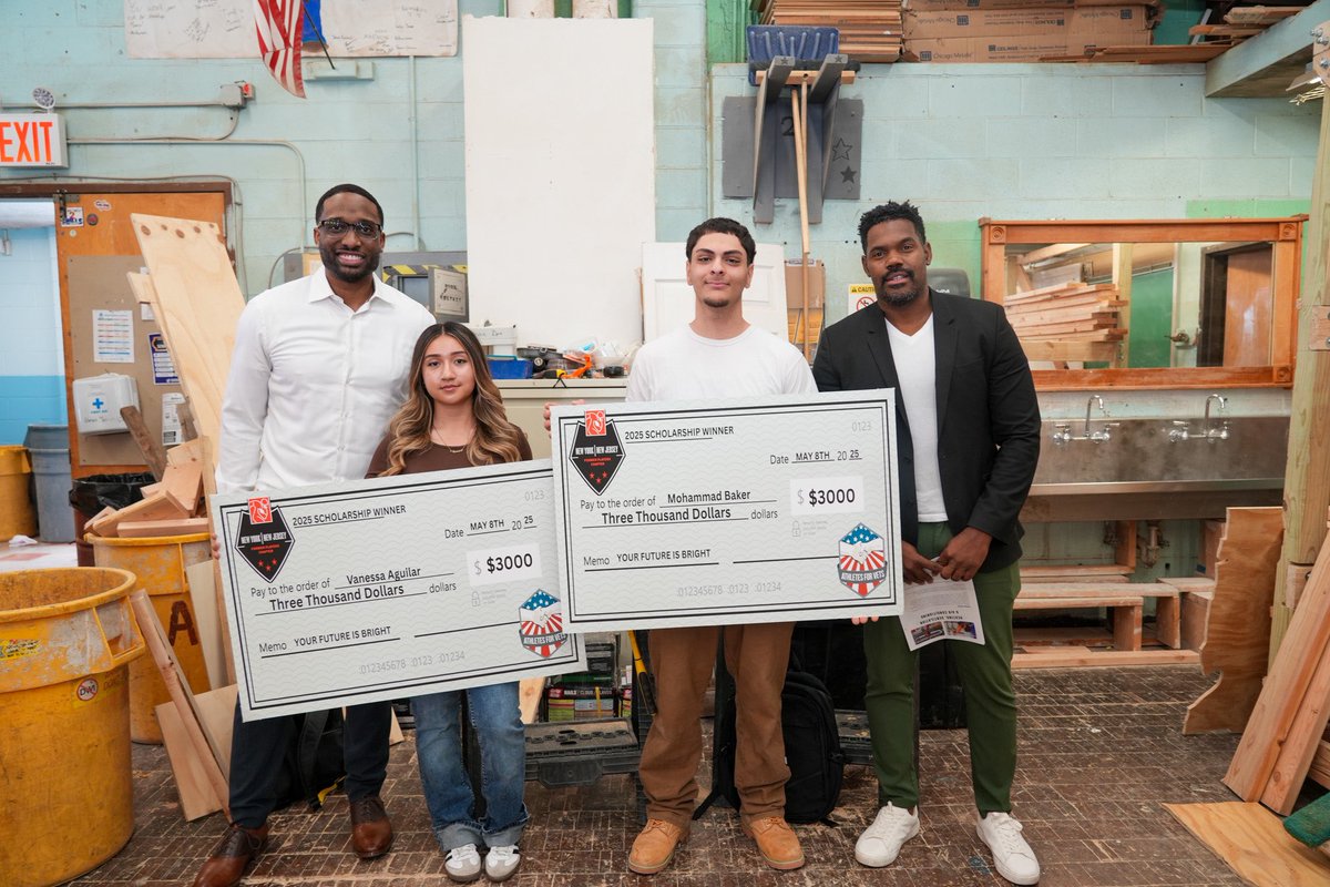 Former NFL players Dereck Faulkner &amp; Carlos Perez surprised Saunders HS with $3K scholarships for MBK’s Mohammad Baker &amp; MSK’s Vanessa Aguilar. Big thanks to <a href="/NFLPA/">NFLPA</a> NY/NJ, Athletes for Vets &amp; the Saunders team. #MBKYonkers #MSKYonkers