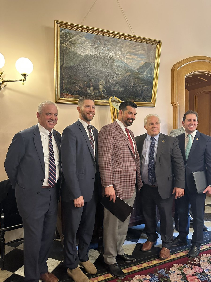 PhilPlummerOH40's tweet image. It was a pleasure meeting Coach Day at the Ohio State House. Such a class act. Go Bucks.