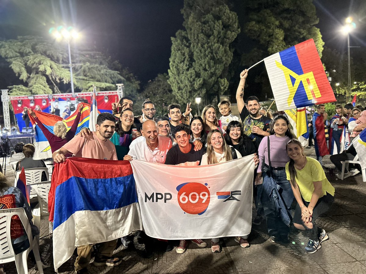 inti (@uruguaynuestro) on Twitter photo La banda rumbo al domingo los jóvenes con <a href="/mariodiazuy/">Mario Diaz Intendente</a> si sabremos de historia y esperanza 🔴🔵⚪️ La banda rumbo al domingo los jóvenes con <a href="/mariodiazuy/">Mario Diaz Intendente</a> si sabremos de historia y esperanza 🔴🔵⚪️