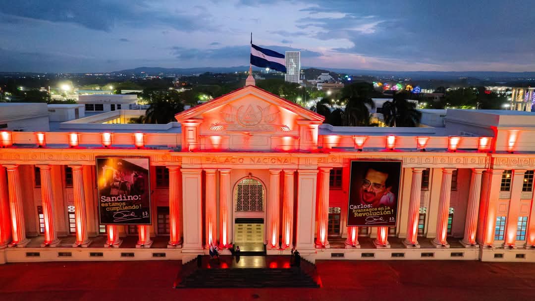 elcaitenic's tweet photo. La Plaza de la Revolución se viste de Rojo, Celebrando el 80 Aniversario de la Victoria sobre el Fascismo
#08deMayo
#ElCaite https://t.co/NOXNe3f6Gi