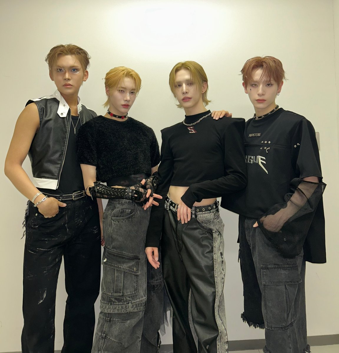 250508 - photo 📷 XLOV amazes backstage following their appearance