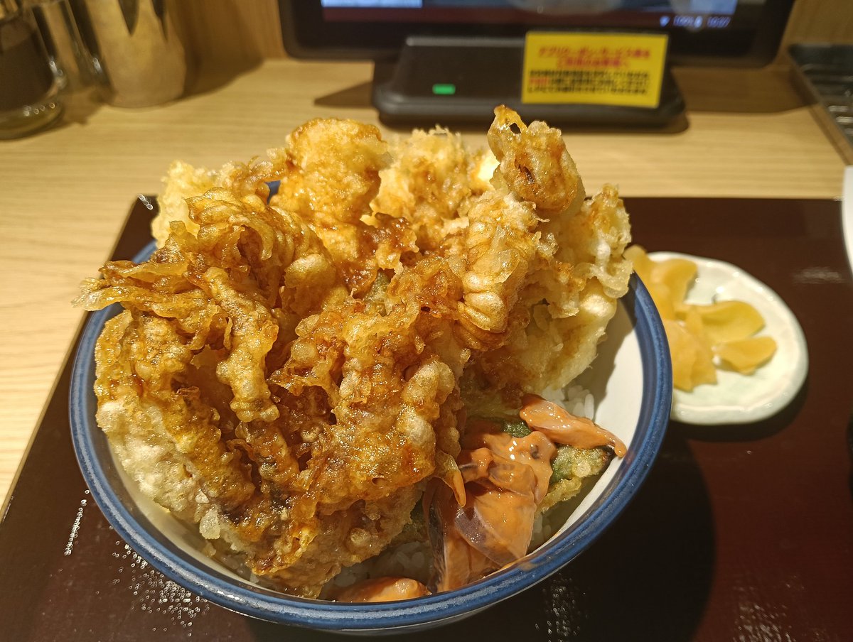 てんやの「いか旨天丼」

エビアレルギーのため、野菜天丼しか食べてこなかったが、これからはこっち！
イカの塩辛もついててGood