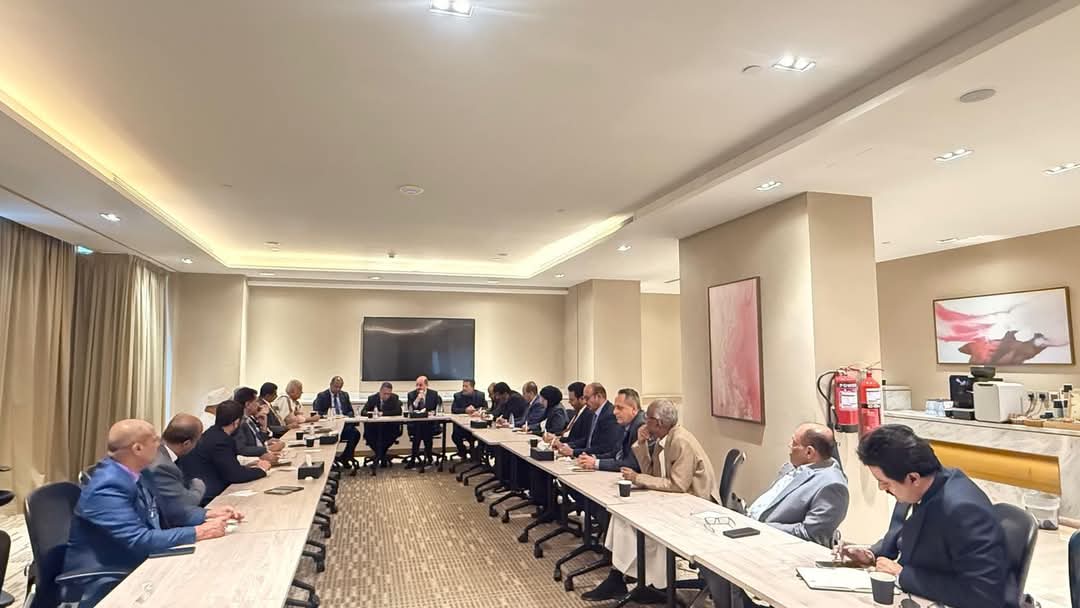المجلس الأعلى للتكتل الوطني يلتقي وزير الخارجية الدكتور شائع الزنداني ويشيد بخطوات الوزارة للعودة إلى عدن وتعزيز الحضور الدبلوماسي.
[08/05/2025]

عقد المجلس الأعلى للتكتل الوطني للأحزاب والمكونات السياسية، برئاسة الدكتور أحمد عبيد بن دغر، لقاءً مع وزير الخارجية وشؤون المغتربين