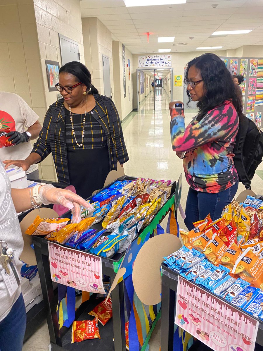 PaulRobesonNBPS's tweet image. Keeping it sweet during teachers appreciation week @PaulRobesonNBPS. Our teachers enjoyed our sweet treat trolleys in the hall. What will tomorrow have in store? @kalanne02 @CrokerLife @BobbyHammEdu