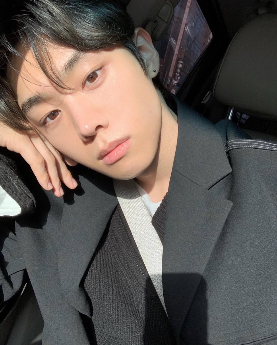 i02strawbebi's tweet photo. hoy por fin #𝐤𝕟oc𝚔۰𝑜𝕟۰𝐯o𝖑𝟏 comienza, como un buen fan, no iba a perderme ni siquiera la primera edición de un día tan importante como este ☝🏻 así que me ven bien arreglado, con mis mejores y más lindos trapitos de camino al #𝔅o𝕪᥉ー𝓦ⱺׁrld遊 a gritar bien fuerte. https://t.co/hZ2EU7ipGj