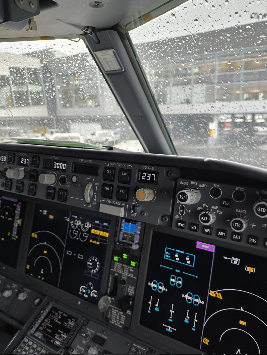 Si usted se preguntaba, prácticamente en cualquier hora del día o noche, están volando simultáneamente entre 10,000 y 15,000 aviones alrededor del mundo