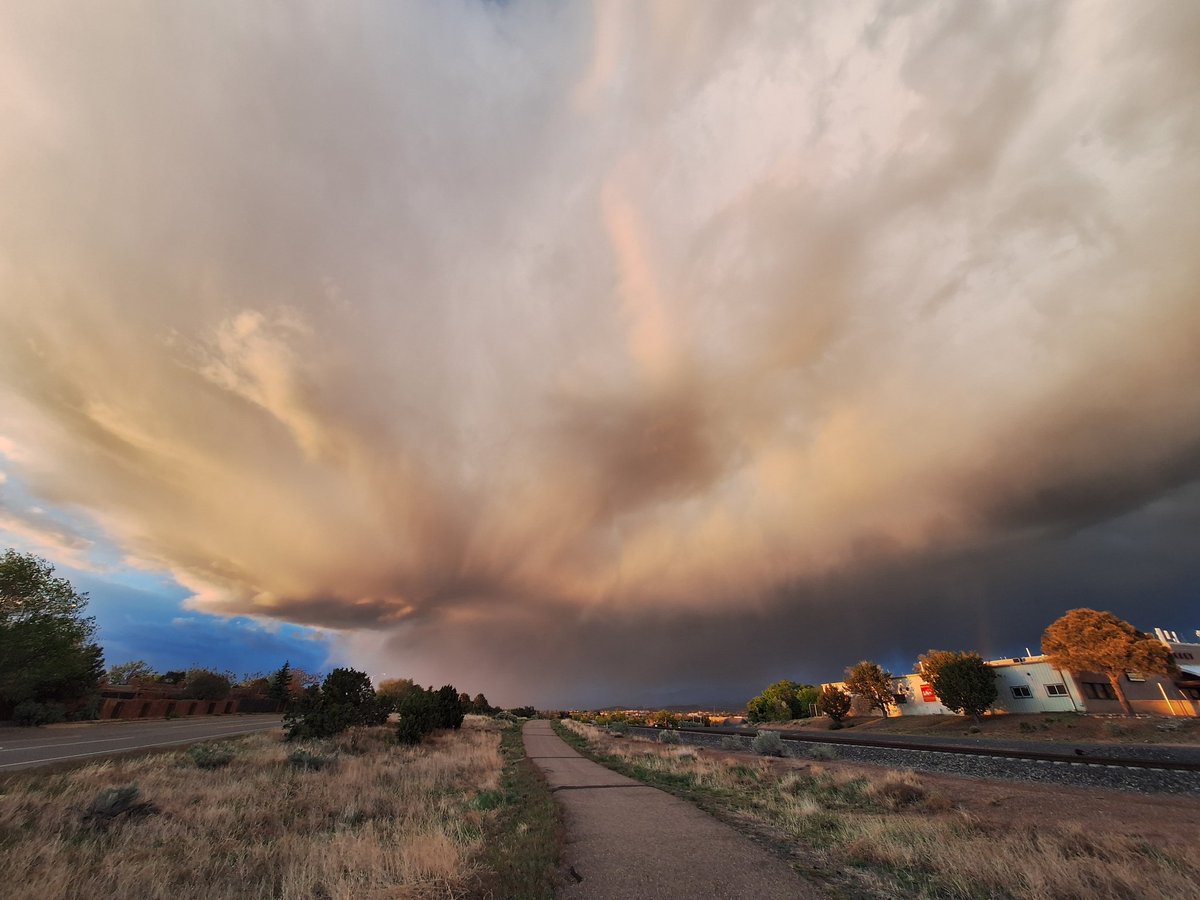 toddtriplej's tweet photo. @spann @granttosterudwx Beautiful shower over Santa Fe, NM at sunset https://t.co/Ak0K1NBjLQ