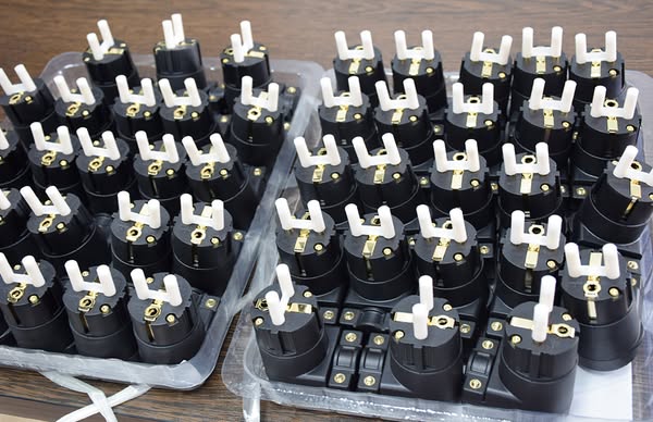 Rasantekaudio's tweet image. 📷 Daily Delivery 📷
Today’s share:
📷 Gold-Plated Carbon Fiber Audio Power Plug
📷 Right-Angle ABS Power Plug
Know More: rasantekaudio.com/audio-connecto…
#RASANTEK #powerplug #hifi #highend #audiophile #audio