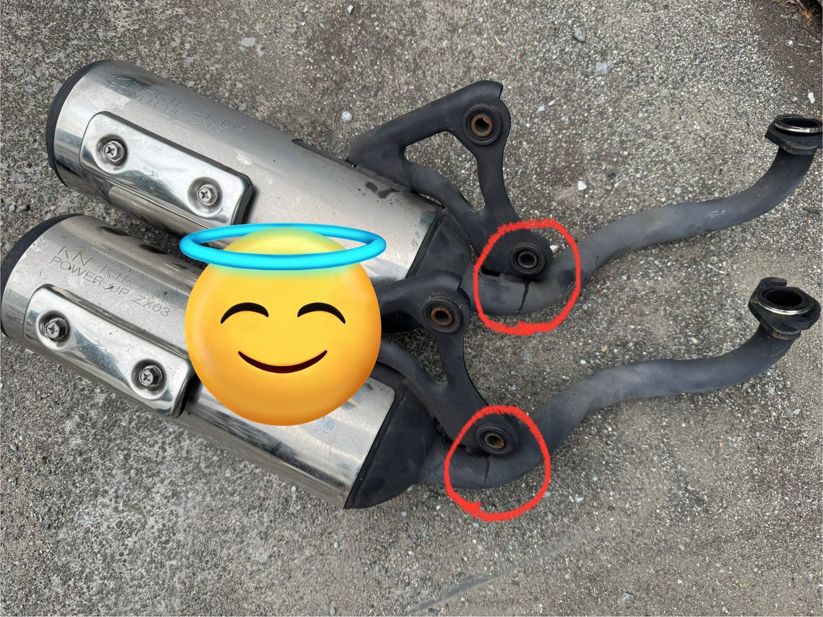 KN企画から出てるライブディオZX用スポーツマフラーがすぐ壊れる件

2本連続で取り付けからひと月持たず同じ所に亀裂が入り排気漏れ

どちらも雨の日に亀裂が入ったから雨に激よわ仕様なんかな？もう買わんけど