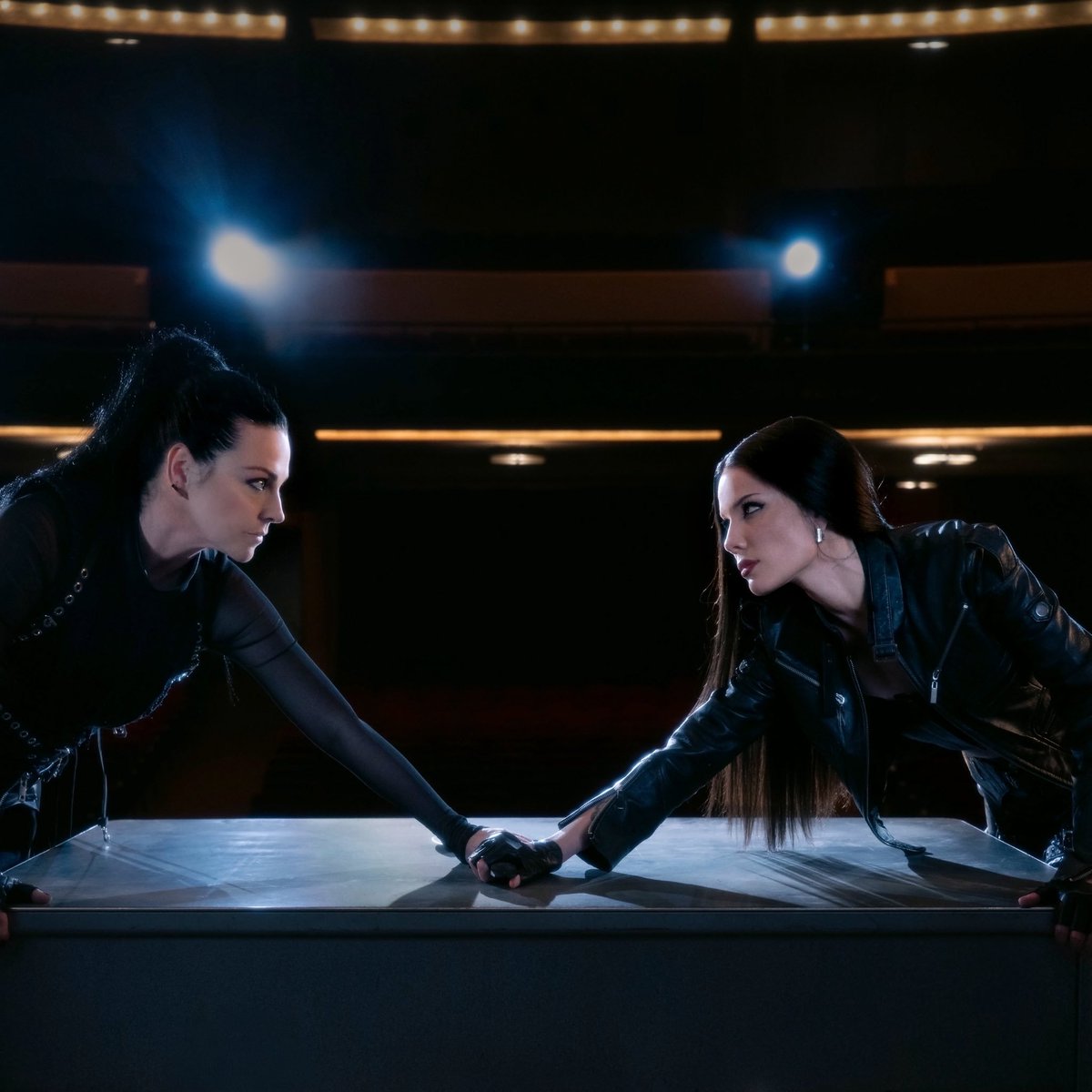 spinorbinmusic's tweet photo. Halsey and Amy Lee have just dropped their powerful new collaboration ‘Hand That Feeds’ — and it's every bit as haunting and fierce as you'd expect. 🔥🎤🖤
Stream it now and feel the chills: https://t.co/RHynk5ryGQ
#Halsey #AmyLee #HandThatFeeds #NewMusic #RockRoyalty https://t.co/a8Va4arobz