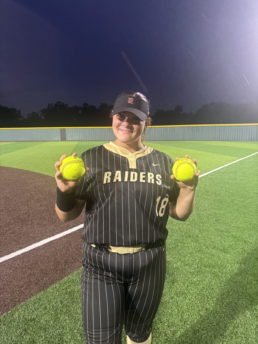 REGIONAL SEMIS GAME 1: 12-6 WIN
George with ✌🏼BOMBS💣💣
D. Vannoy with 3 RBIs😲
Barber with 9 K’s🤩
Arguijo with 3 hits😎

Great game ladies! Ready to take on the Tigers 🐅 for game 2 tomorrow 
⏰5pm

#backpocket #1roUSe #rousesoftball