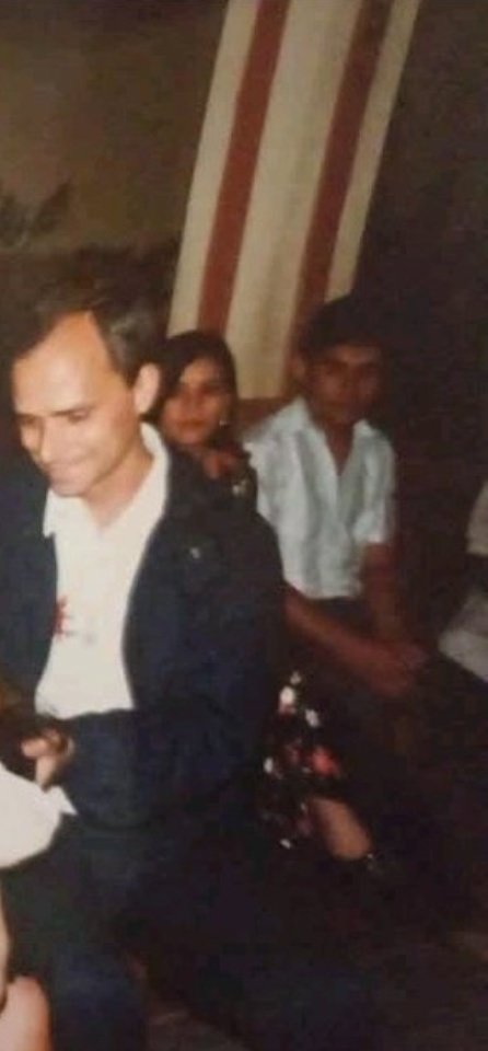 Jaquelin582605's tweet photo. @MauroFdz No eres latam sino tienes una foto en la que sale un hombre en una esquina con esa vestimenta https://t.co/wf8D5ZwkrF