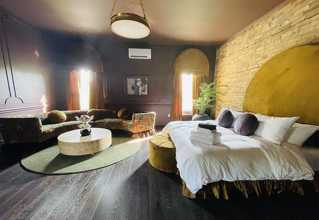 StratfordON's tweet photo. Come stay awhile in Stratford 🛌🏠️

From moody luxury suites to cozy boutique hideaways, Stratford offers incredible accommodations with style, comfort, and charm. There's a perfect place waiting for you!

Find your stay at https://t.co/NWaIwlq8Rs
📍Hotel Julie https://t.co/IP5N9T2Q70