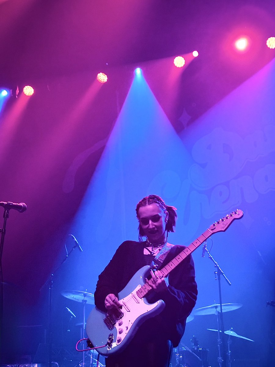 paramorevinyI's tweet photo. @daisygrenade i barely got any videos but i got good photos if that helps 🥲 https://t.co/o5PUOCYzGC