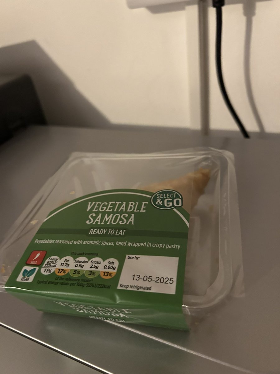 republican901's tweet photo. Btw I had a nice samosa on Thursday night Alhumdulilah….. Asian food rocks baby!¡ 😍🥰✊🏻💞
#Samosa #Snack #AsianSnack #Foodie #Londoner #GlobalCitizen #Multicultural #AsianFoodRocks 🏴 https://t.co/cZH4J48kf0