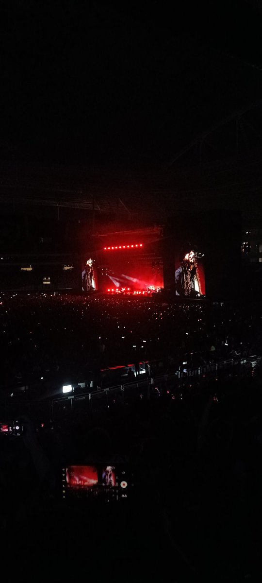 oguiizao's tweet image. essa eh pra quem diz que cinéfilo só assiste filme irlandês preto e branco de 1920 no ponto de vista de um pombo
simplesmente no show do System of a Down a banda da minha vida pqp 😭🔥✍️