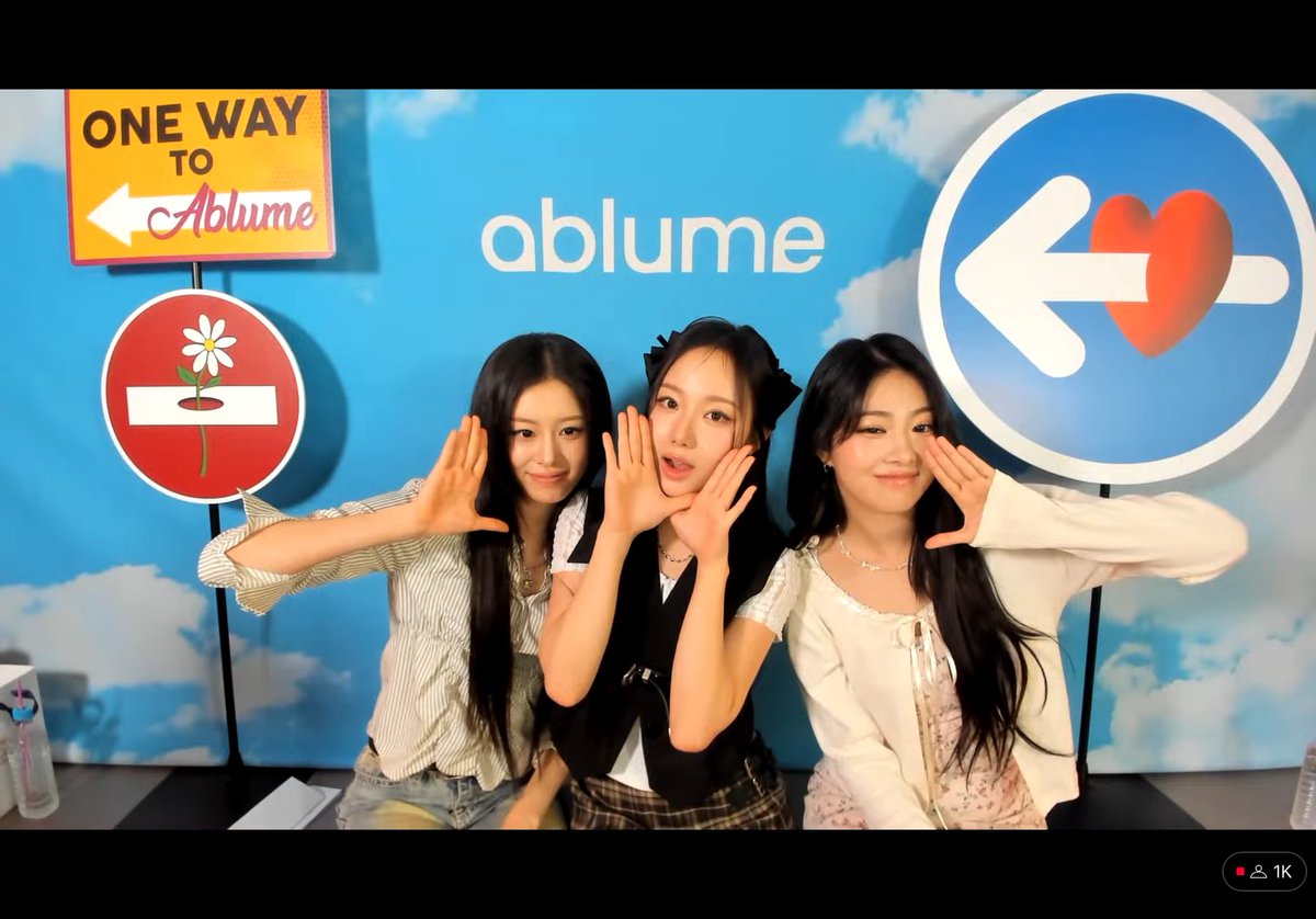 _milkyo's tweet photo. weblume is actually such an adorable fandom name https://t.co/z89ku2jZ3L
