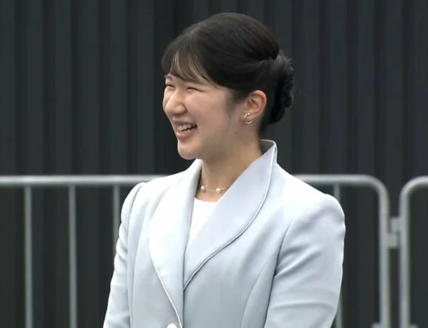 【EXPOアリーナの敬宮殿下】

9日から「大阪ウィーク」が始まり、ライブ会場のEXPOアリーナには各地の「だんじり」が展示。

敬宮殿下は吉村知事の案内でご見学。「結構スピードが出るんですよね」と。

今日の敬宮殿下はパンツスーツ。
御御足が長くていらっしゃる🥰

fnn.jp/articles/-/869…