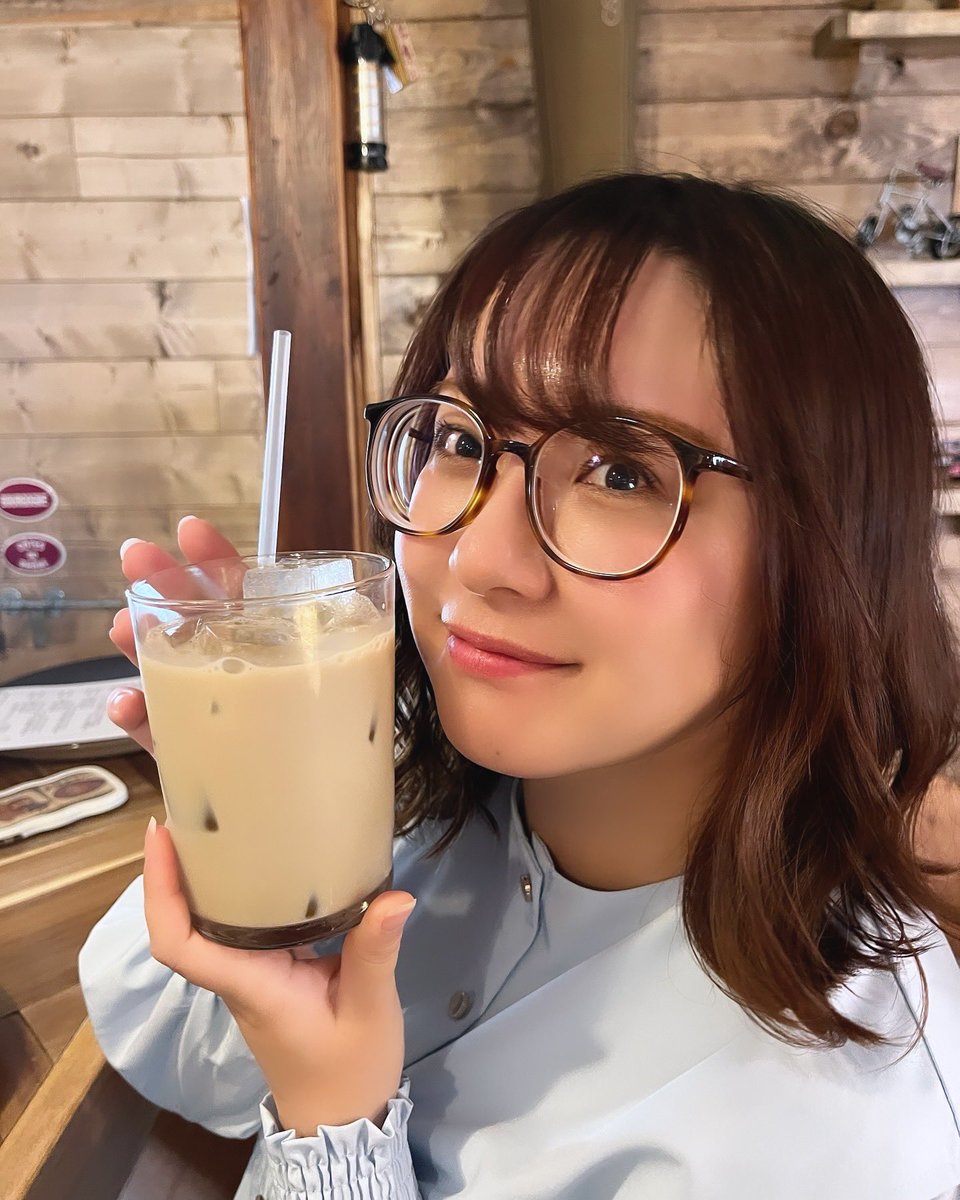 _erina_0103's tweet photo. ガチメガネ(`⎚⩊⎚´ )

視力 0.02
コンタクト -9.0

レンズ分厚くて、目小さくなって
可愛く付けれないし、メガネで出歩くと
視界ぐらぐらして苦手だったけど
少し慣れてきました！
早く体調良くなってコンタクト復活したい！✨️

みんなもお目目大切に𖤐 ̖́-
レアめがね姿 https://t.co/lndVcUzpyg