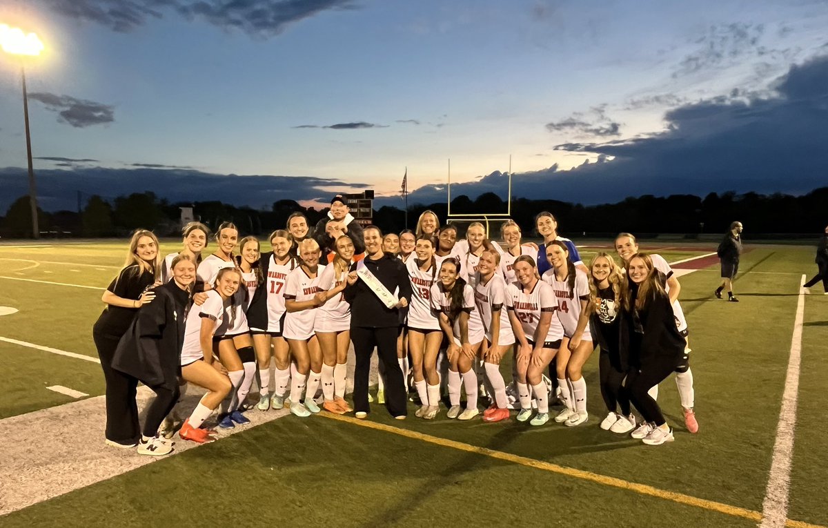 Our Edwardsville Tigers Girls Soccer Team defeated Belleville West tonight 2-0. 👏⚽️ Tonight’s win was a special one as Coach Abby Federmann earned her 100th victory leading the Lady Tigers! 🐯 Congratulations Coach Fed! 🧡🐾🖤 #HUSTLE