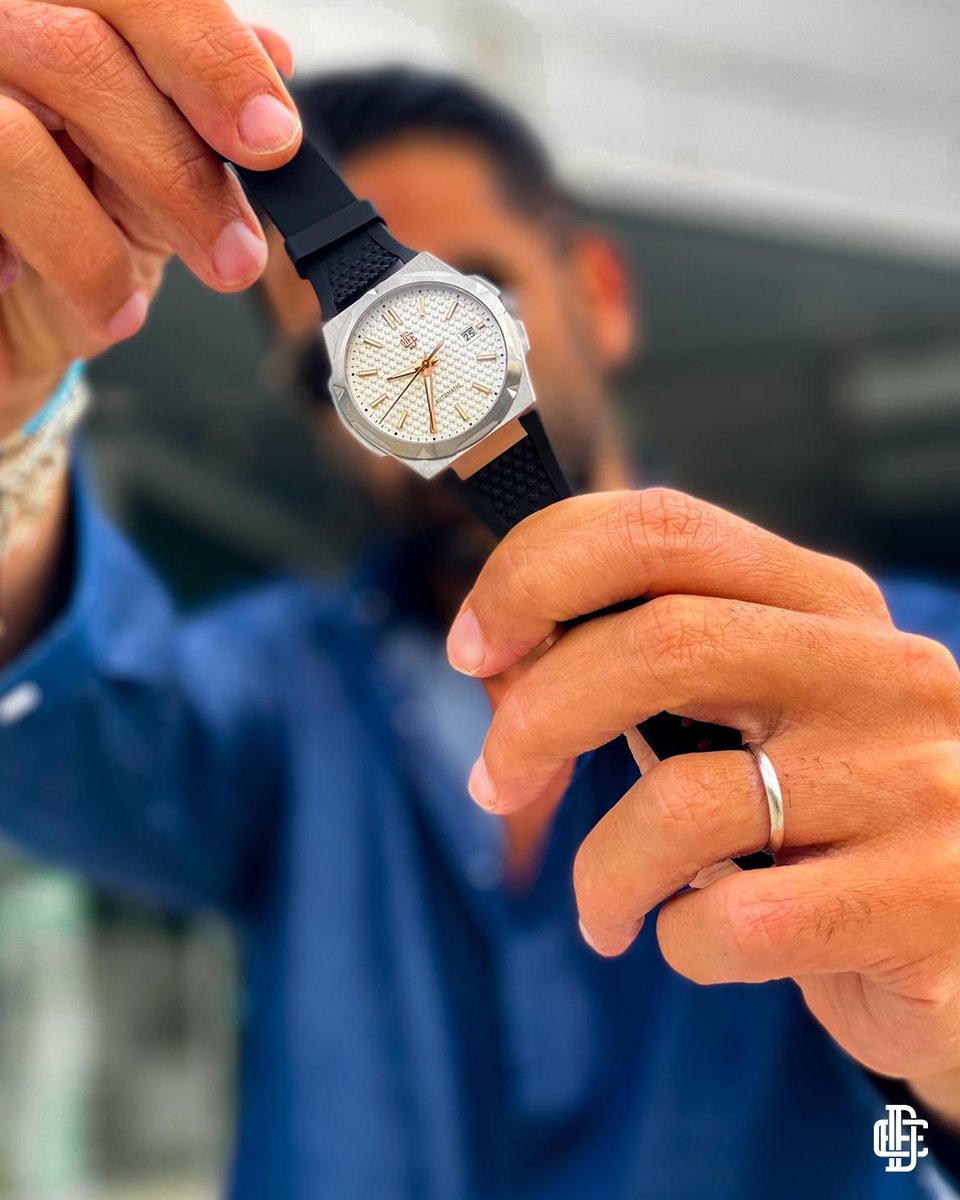 An Unmissable Aesthetic Edge

The interplay of a finely grooved stainless steel bezel and a 3D textured dial crafts a powerfully architectural visual tension.