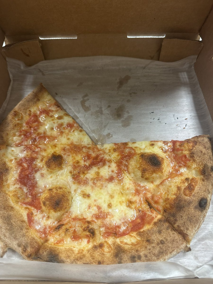 frank_smithwick's tweet photo. 22 years of teaching, 22 teacher appreciation week celebrations and this might be the best thing I’ve seen done for teachers. Fresh hand tossed pizza made to order and ready in 90 seconds. YUM! https://t.co/Zfun68RqpN