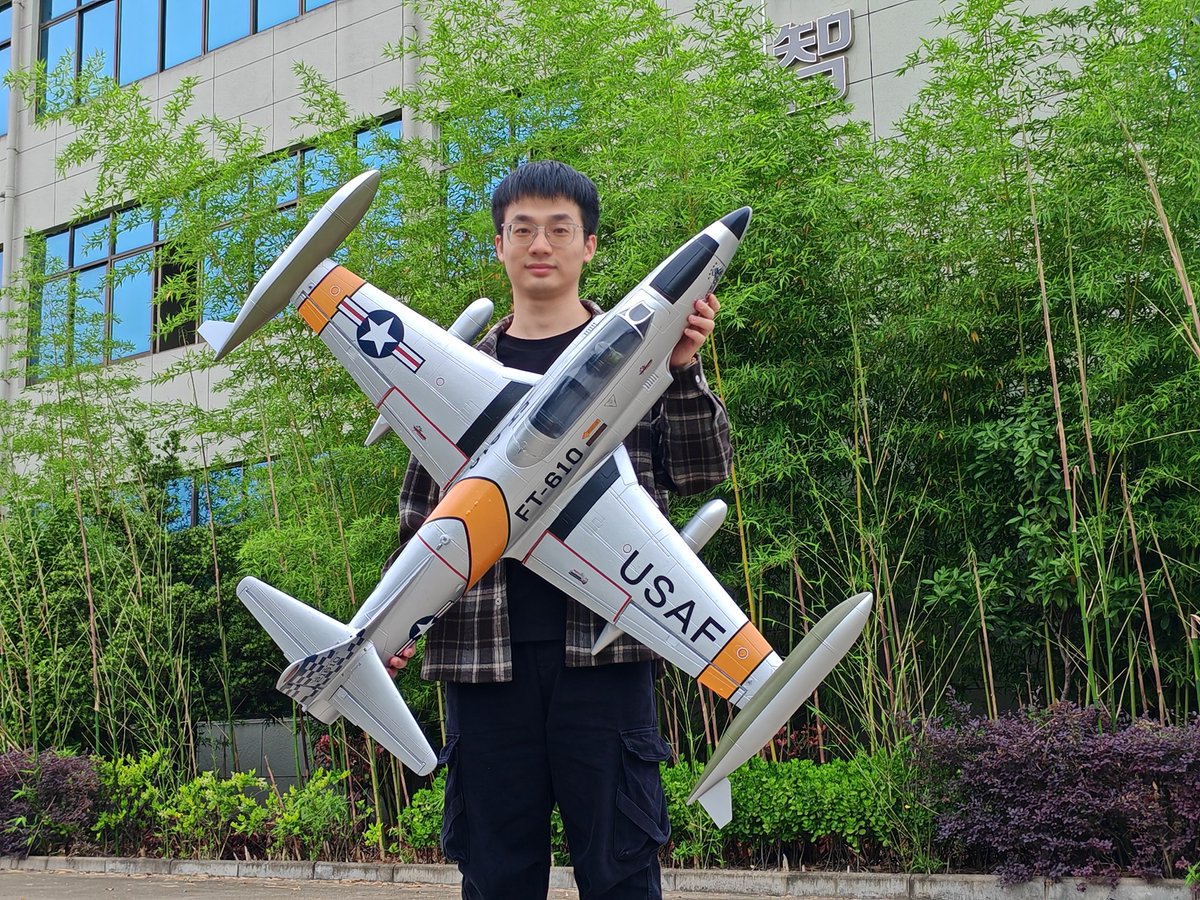 dynamhobby's tweet image. 📷 Dynam T-33 Size Check!
Impressive in Hand. Even More in the Air.
This is a jet you’ll want in your hangar.
Reserve yours ➤ dynamrc.com/products/t-33-…

#Dynamrc #NewRelease #T33 #rcjet #F80 #edfjet #rcplanes #beginnerfriendly