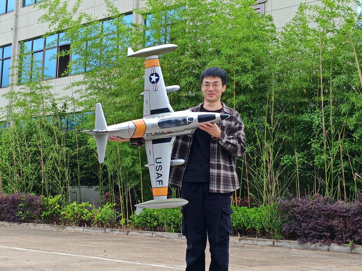 dynamhobby's tweet image. 📷 Dynam T-33 Size Check!
Impressive in Hand. Even More in the Air.
This is a jet you’ll want in your hangar.
Reserve yours ➤ dynamrc.com/products/t-33-…

#Dynamrc #NewRelease #T33 #rcjet #F80 #edfjet #rcplanes #beginnerfriendly