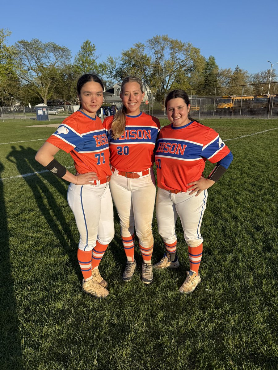 Congratulations to <a href="/BELLADELGADO07/">Bella delgado</a> , <a href="/kendallm2424/">Kendallm2424</a> and <a href="/Sophia_Hollis17/">Sophia Hollis</a> who are the Players of the Game in our 11-10 loss to Larkin! Let’s Get ‘Em! #EmbraceTheChallenge 💙🦬🥎