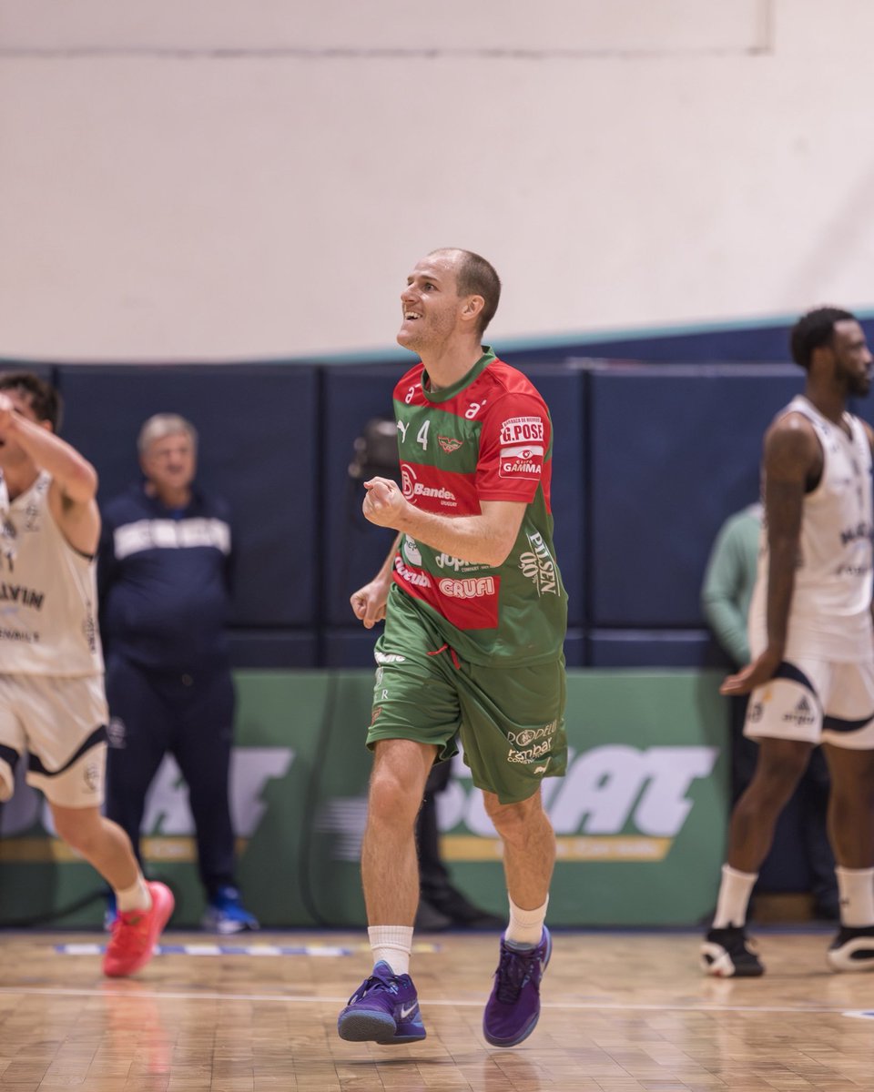 CortinaDirecta's tweet photo. #LUB | Malvín (2) 𝟕𝟔-𝟖𝟑 (2) Aguada

Con corazón caliente y cabeza fría en el 4C se lo llevó el 'rojiverde' que ahora definirá en su casa. Enorme @PepoVidal, el cerebro del equipo asumiendo bolas pesadas. Sims/Wilson importantes. Cuando se la dieron a #Hassell abajo lastimó https://t.co/ImhBf5ACw7